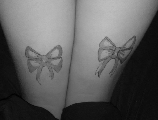   tattos de canetinha na coxa &lt;3  Essa meninas das canetinhas ta me deixando