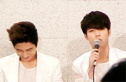 namusoos-blog:  Woohyun: Todos holaMyungsoo: Hola 