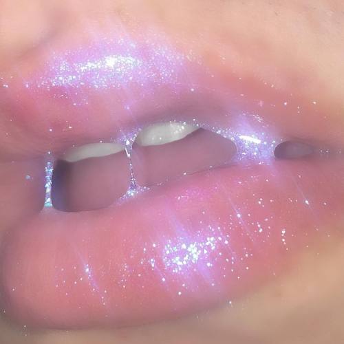 drinkspill:  drinkspill:  👄  This is such a cool pic of me tbh my lips look nice