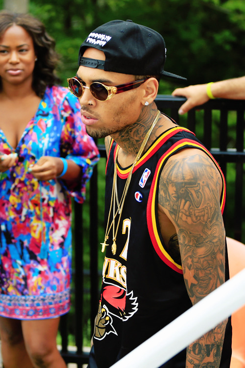ohfckyeahmylife:  i need those sunglasses
