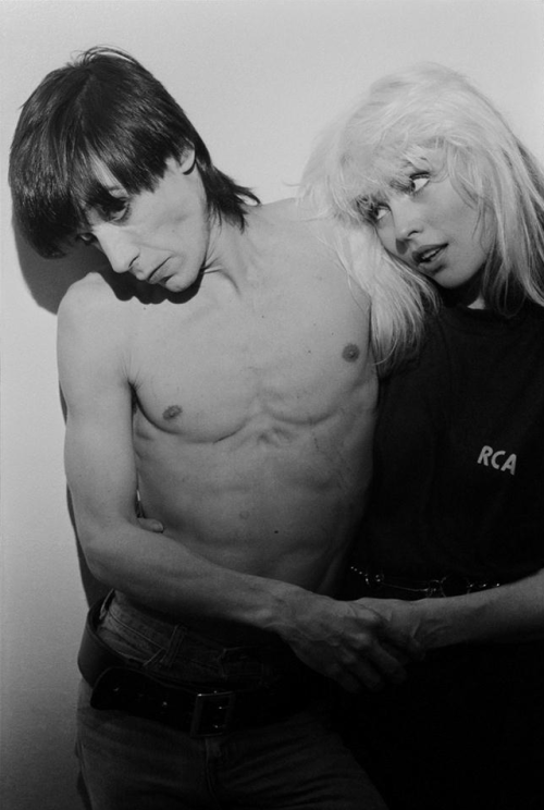 wollyspeed: evalalaluna:   twixnmix: Debbie Harry and   Iggy Pop photographed by Chris Stein, 1977.    Woah.   Qq 