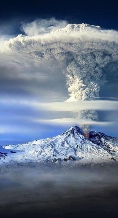 my-travel-pics12:  Eruption, Ararat, Turkey (via source)  Jesus fuck….