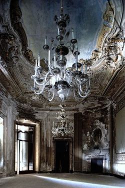 theladyintweed:  Abandoned Villa on Flickr