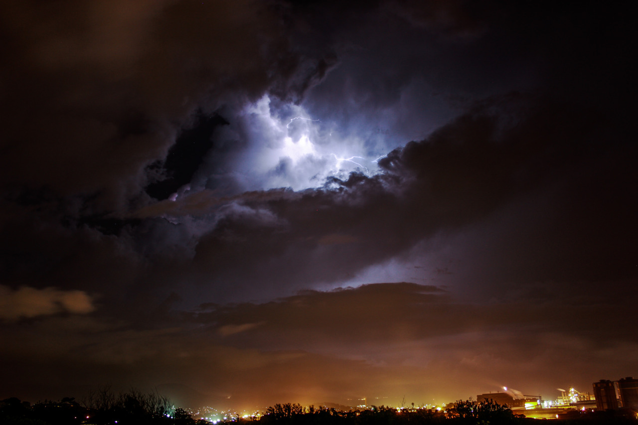 sexy-uredoinitright:  I love thunderstorms, always such beauty on display…  excuse