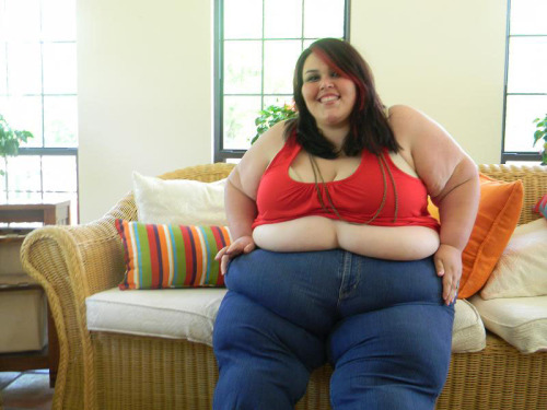 heywewantsomefatty:  Sunny’s belly in jeans part 10