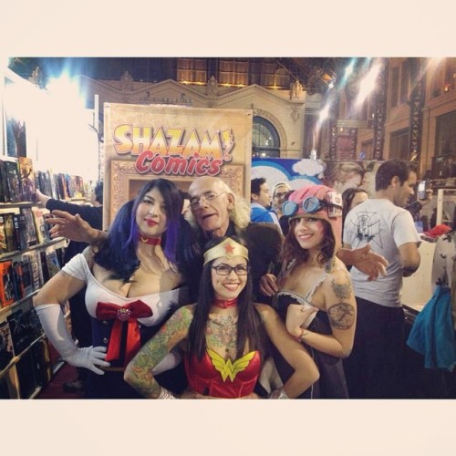 talenasuicide: Hahahaha more memories of the comicconchile2014 @violetrosesuicide @skinbyrd_ @suicid