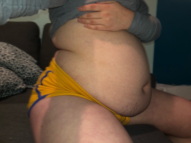 bell-ybb:After dinner my shirt kept riding up and my belly was so big that it couldn’t be kept hidden by my sweater- good thing everyone was already in bed. My belly wasn’t tight as a drum by the time I was ready for bed so I ended my 4200+ calorie