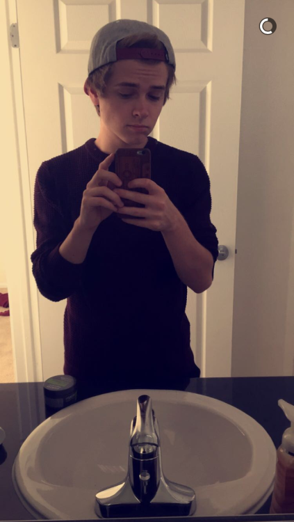 lxkekorns:  lxkekorns: and here we have another bathroom snapchat selfie from luke (sc: unclekornico