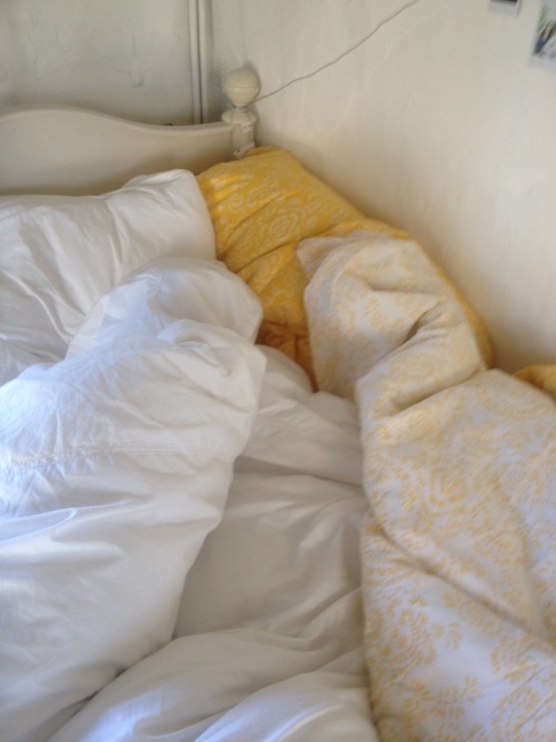angelglazed:i am v tired and longing for my yellow bed ☁️