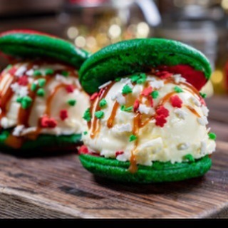 The Golden Horseshoe, Frontierland The Holiday Mini Ice Cream Sandwiches. #disneyland #disney #disne