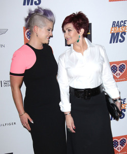 http://hollywoodlife.com/2016/05/10/kelly-osbourne-supports-mom-sharon-osbourne-ozzy-cheating-scandal/