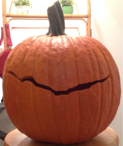 riverscare:riverscare:I’d say that’s a hell of a spoopy crack in my pumpkin.UPDATE: A KID JUST CAME 