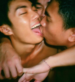 hotfilipino:  yum! I love him with tongue out! I want to be his boyfriend! Cute!! who is he?