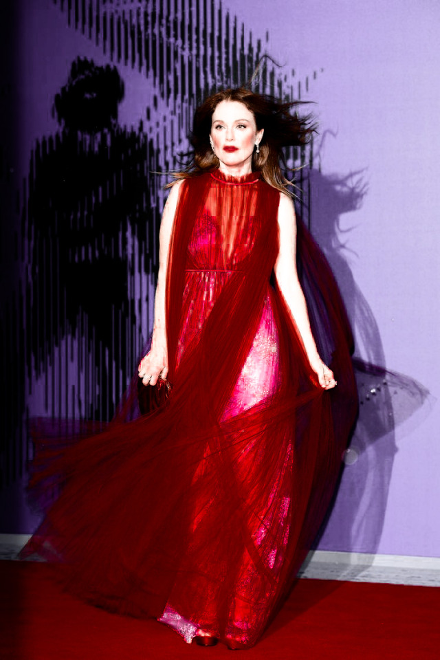 Julianne Moore in red 🥀