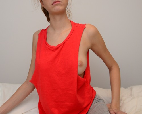 cum-on-girls:Me on bed ;)