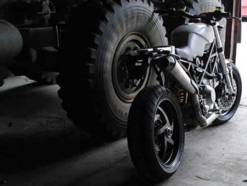 boxerfanatic:  cool modified Monster S2R. Love the single siders on Ducatis.