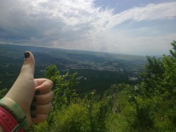 Сегодня мы ездили по канатной дороге. Потом пошли в кафе и я пила воду. Видели коров. Крссивые скалы, шикарные пейзажи, великолепные надписи