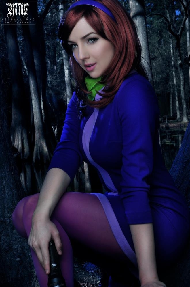 geekandgamerchicks:  Some sexy Velma &amp; Daphne cosplay.