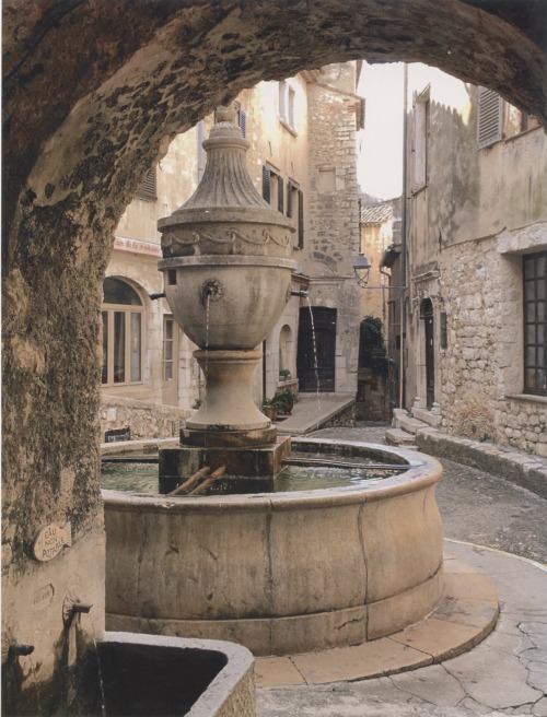 robert-hadley:Public Fountain, Saint Paul de Vence, France. Photo by Miguel Flores-Vianna