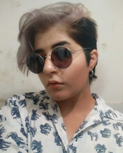 indoor-enthusiast:  So I was a walking pun yesterday check out this pic of me against a dirty wall  