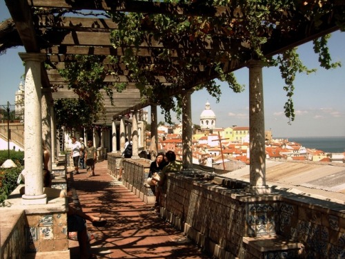 kerouc: cityhopper2: Lisbon Alfama, July 2008,  Portugal photography by cityhopper2 @histia