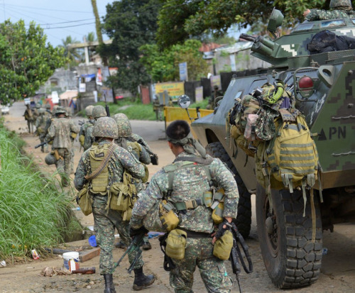 militaryarmament:Philippine Soldiers and Marines clearing the streets of Marawi city of ISIS-linked 