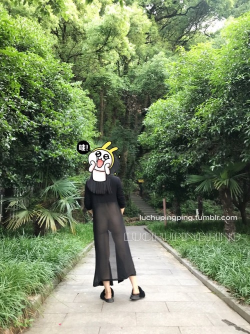 luchupingping: 今天早上天气不错，挺凉爽的，穿件薄纱外套刷步数喽。点击，luchupingping.tumblr.com，关注我查看更多精彩帖子 人前穿这样，很厉害了，就是鞋太丑
