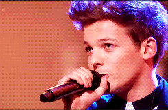 stylin-library:  Louis + fluttering his eyelashes 
