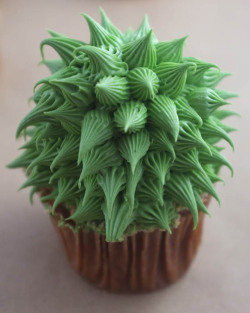 hippyearthchild:  asylum-art:  Realistic House Plant Cupcake by Alana Jones-Mann Artist on Tumblr | Facebook  Inspired by a gardening project, Brooklyn-based baker Alana Jones-Mann decided to make cupcakes that look like common miniature cacti. Using