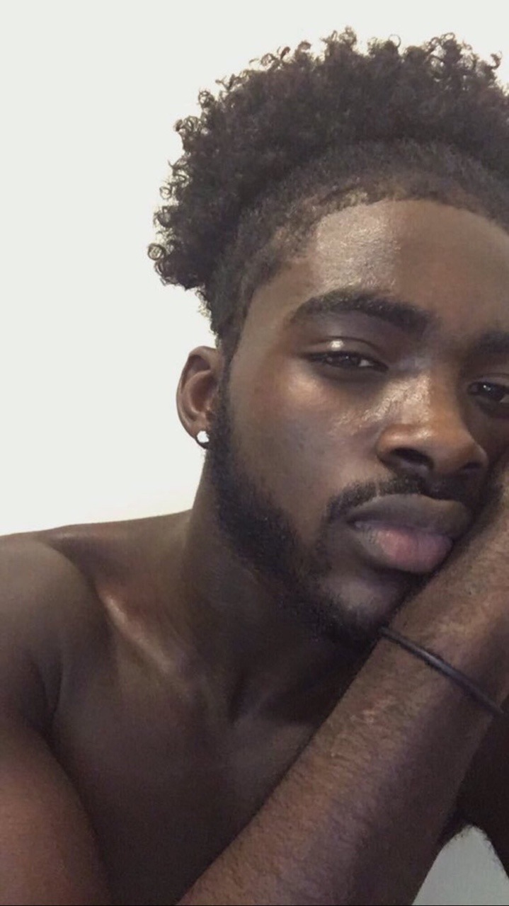 bornxaxqueen:  no-pessure: IG/Twitter| @AaronJOates  😍