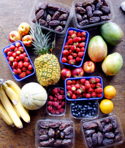 elephantsarevegan:  another and better picture of yesterdays fruit haul which was pretty amazing cheap! :) 