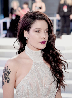 halseydaily:  Halsey attends the 2016 MTV Video Music Awards at Madison Square Garden on August 28, 2016 in New York City.