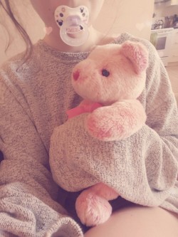 everyday–princess:  Daddy’s sweater + stuffy + paci = happy baby girl 🍼💕🎀