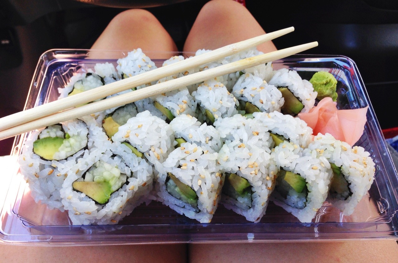 rawsomehealth:  Avo and cucumber sushi