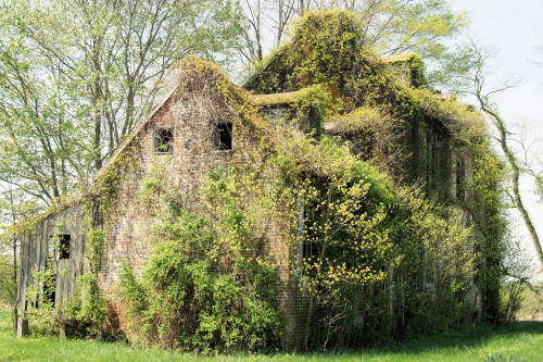 abandoned-playgrounds: Abandoned Home in Maryland See More —> http://www.abandonedplaygrounds.com