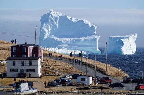 climateadaptation: Huge iceberg descends on town in Canada t.co/YiGiyq1ef5 pic.twitter.com/4