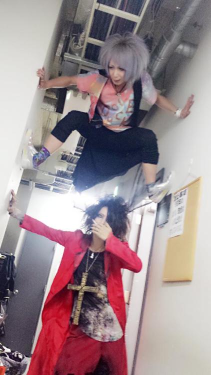 enchantingmoon:  Backstage photo of LiN of UNiTE. and Ryoga of BORN at the live event「ZEAL LINK TOUR 2015」held at Sapporo KRAPS HALL on June 13th, 2015.