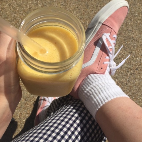 emyolks:funky trousers make the world a whole lot brighter and so did this smoothie ✨