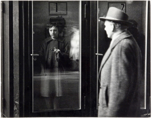 Heinz Held, Phone Booth / Telefonzelle 1957. Gelatin silver print. Museum Ludwig Cologne. Via RBA