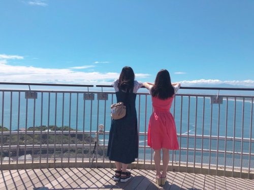 日下部愛菜さんのツイート: れいなと江ノ島行ってきました 景色が綺麗で癒されました〜 風強いしでもめちゃ暑いしで 髪もぐちゃぐちゃになったけど 十分すぎるほど楽しめました！ 次は鎌倉行こうね〜〜 ht