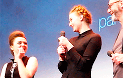 fyeahsophieturner:Can each of you say something in French, please? [x]