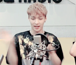 ohmi-ja-deactivated20141029:  Excited Yixing couldn’t stop clapping \(‐＾▽＾‐)/