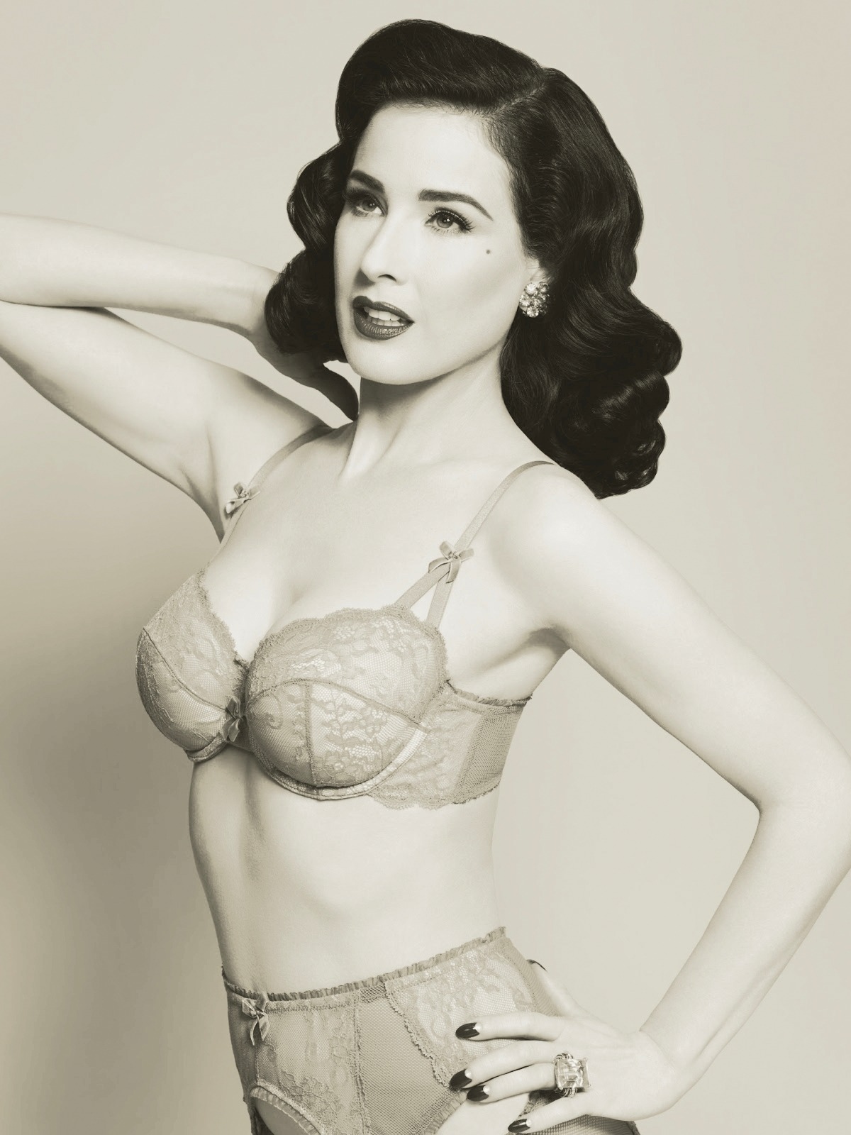 faibleroitelet:  Von Follies    I love vintage style pinups