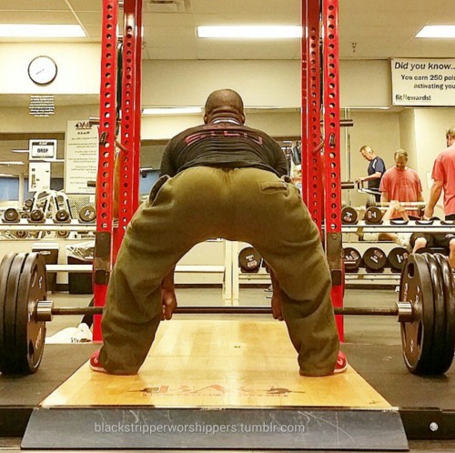 blackstripperworshippers:  I LOVE THE GYM :)