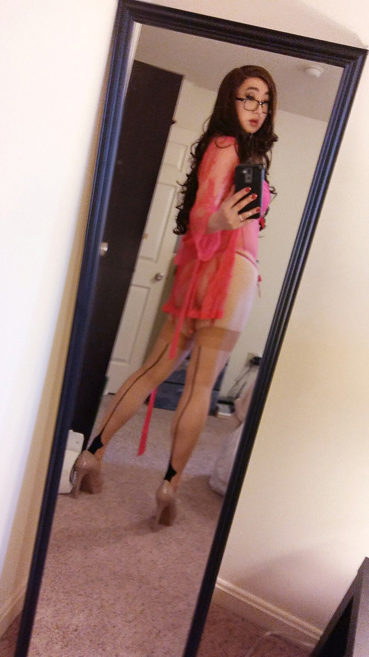 ittakes2totangotrap:  Hot Pink?  More like Pink Hottie!Even took a break from sexy