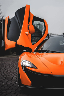 artoftheautomobile:  McLaren P1 (Credit: