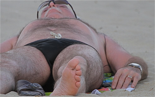 getsnastyonhairydads:  I think this Dad knew what I was probably doing when he caught me taking pics while he was putting his shorts back on.  Taking pics for masturbation purposes!!!