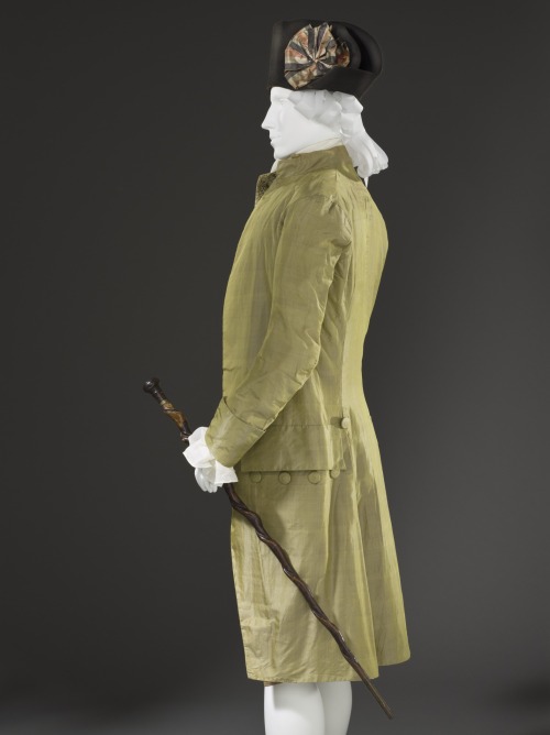 thegentlemanscloset: duchessofpowderedwigs: Man’s suit and bicorne hat (France, circa 1790, wo