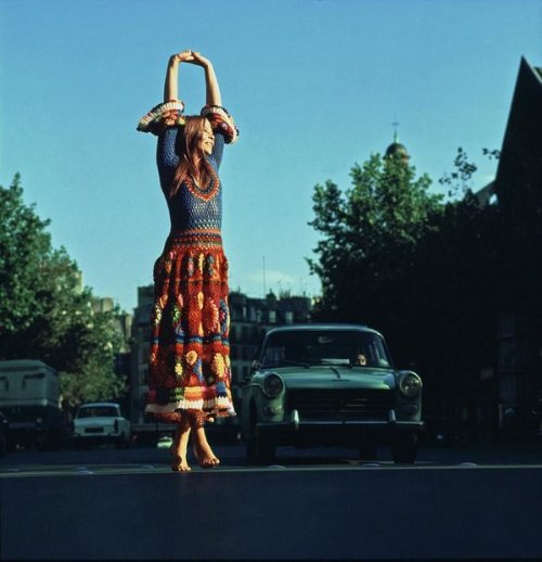 kitsunetsuki:John Cowan - Penelope Tree Wearing a Dress by Louis Feraud (Vogue 1969)