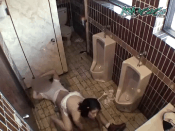 rrss346798:『どこでもチンポを食べちゃうドスケベおばさんとトイレでセックス』